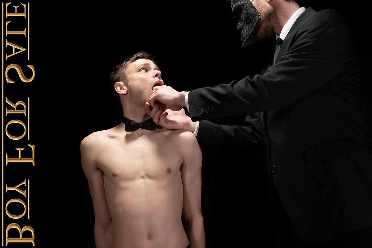 20P O garotinho Austin recebe um doggystyle anal perfurado pelo mestre gay Ballard