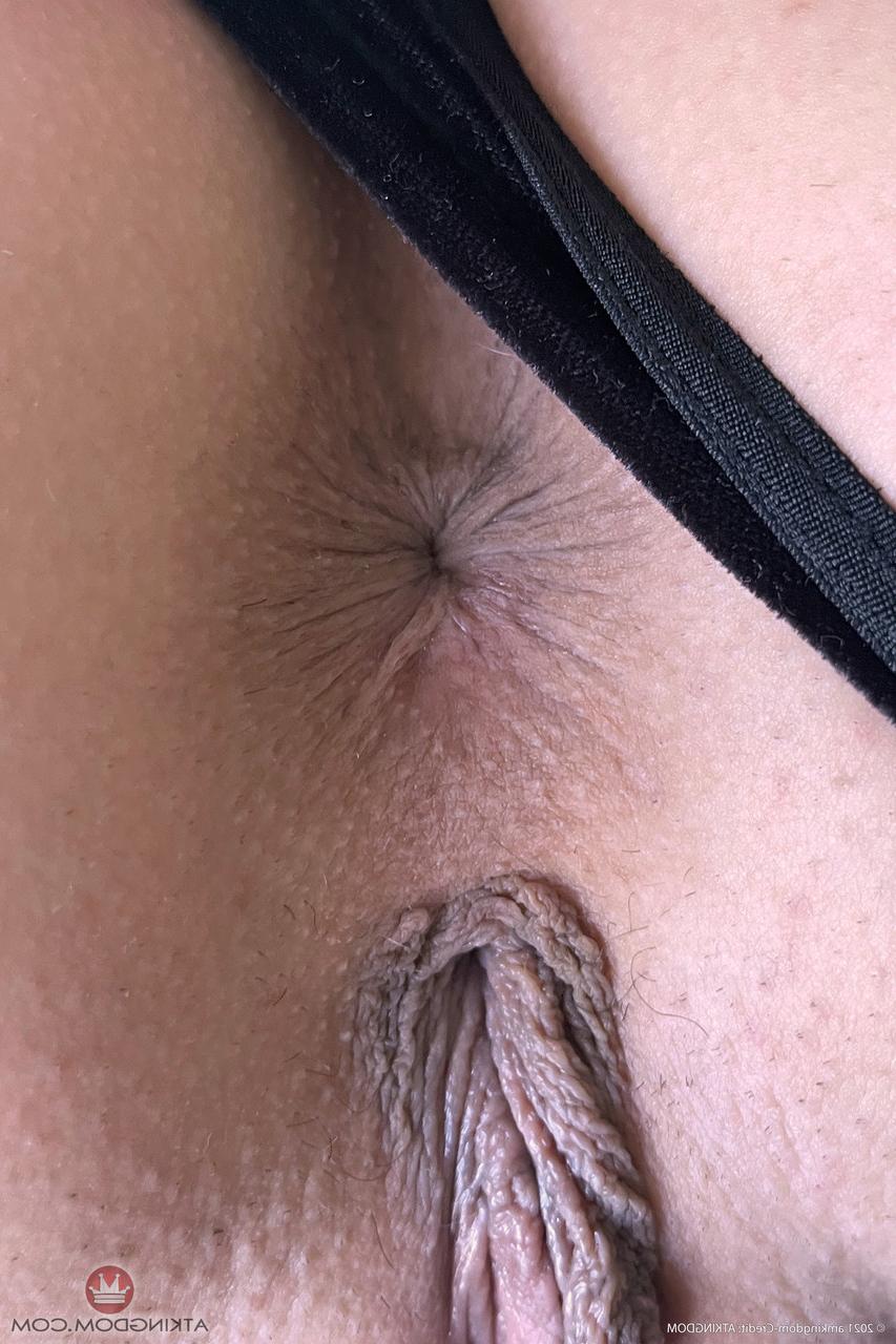 20P Das lilahaarige Schulmädchen Lily Adams entblößt ihre fleischige Muschi und ihr Arschloch aus nächster Nähe
