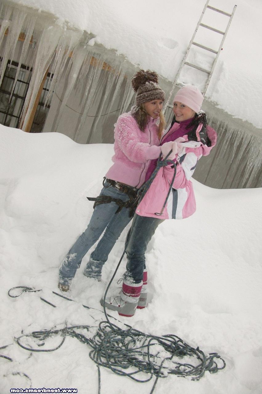 20P Adolescentes brincalhões Zuzanna e Katia lambem e brincam com os castores uma da outra na neve