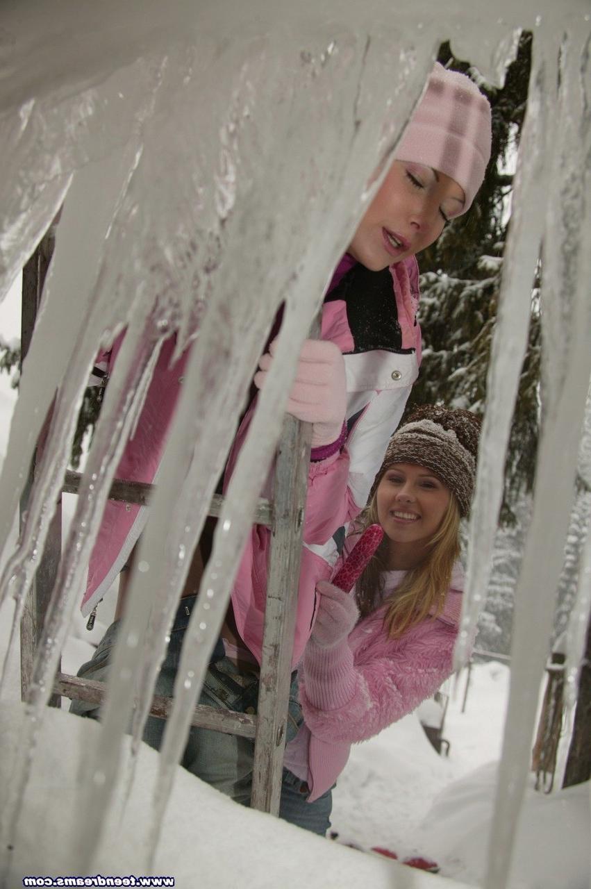 20P Adolescentes brincalhões Zuzanna e Katia lambem e brincam com os castores uma da outra na neve