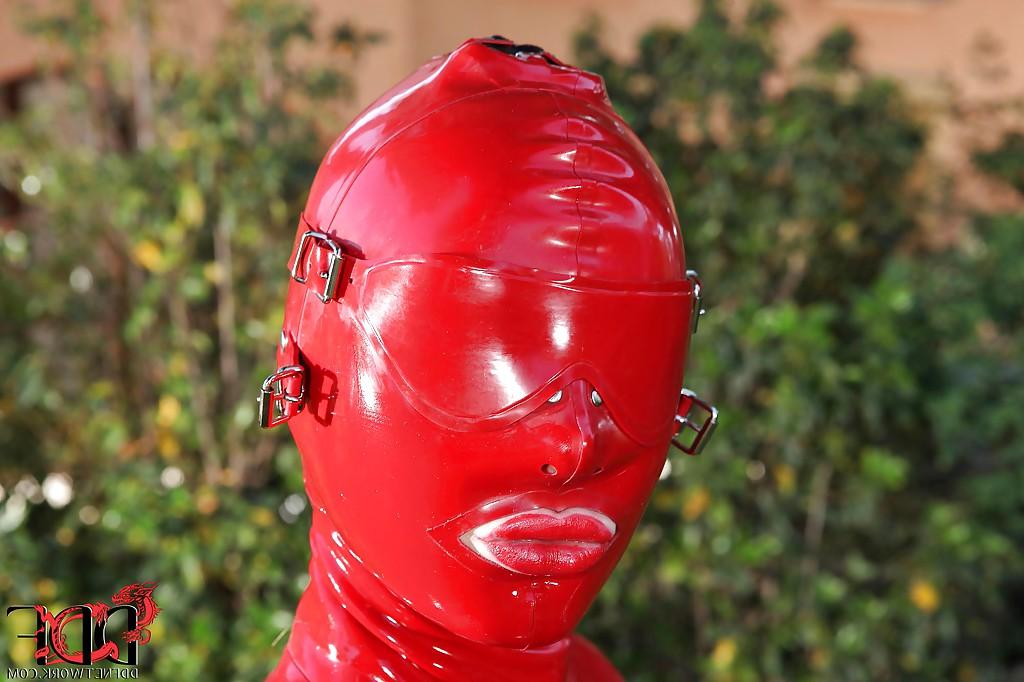 16P Renarde fétichiste voluptueuse en costume de latex révélant sa chatte juteuse en plein air