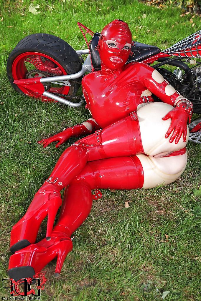 16P Renarde fétichiste voluptueuse en costume de latex révélant sa chatte juteuse en plein air
