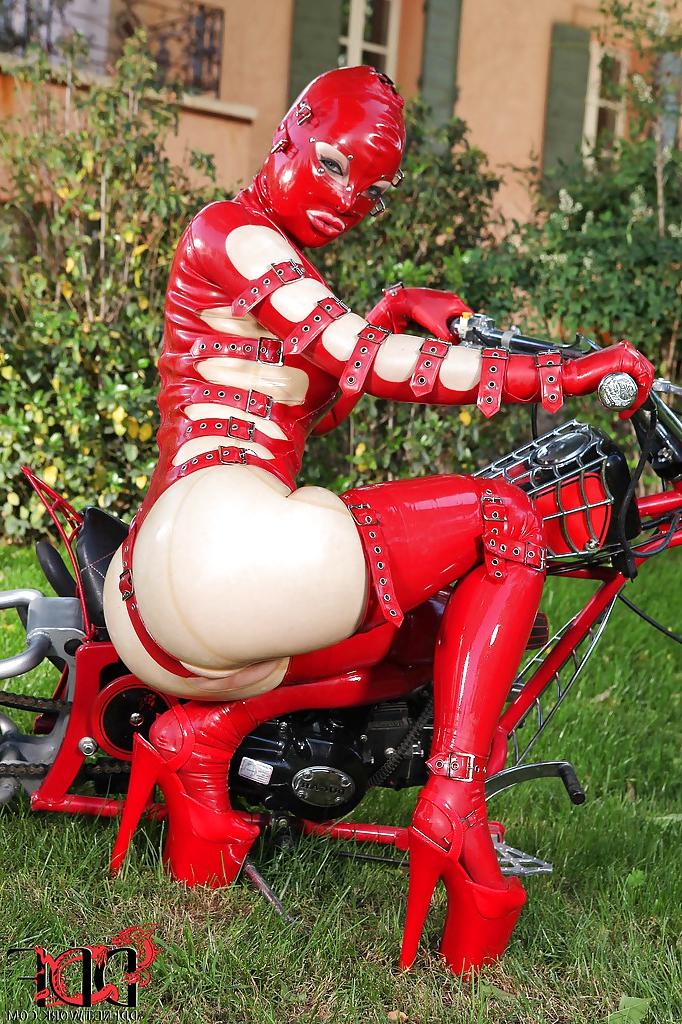 16P Renarde fétichiste voluptueuse en costume de latex révélant sa chatte juteuse en plein air