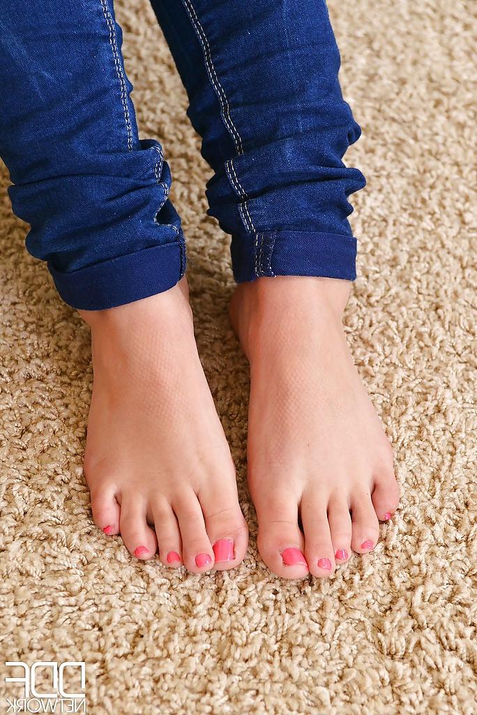 16P A vagabunda morena Jenny tira a roupa da calça jeans para mostrar a bucetinha e os peitos grandes