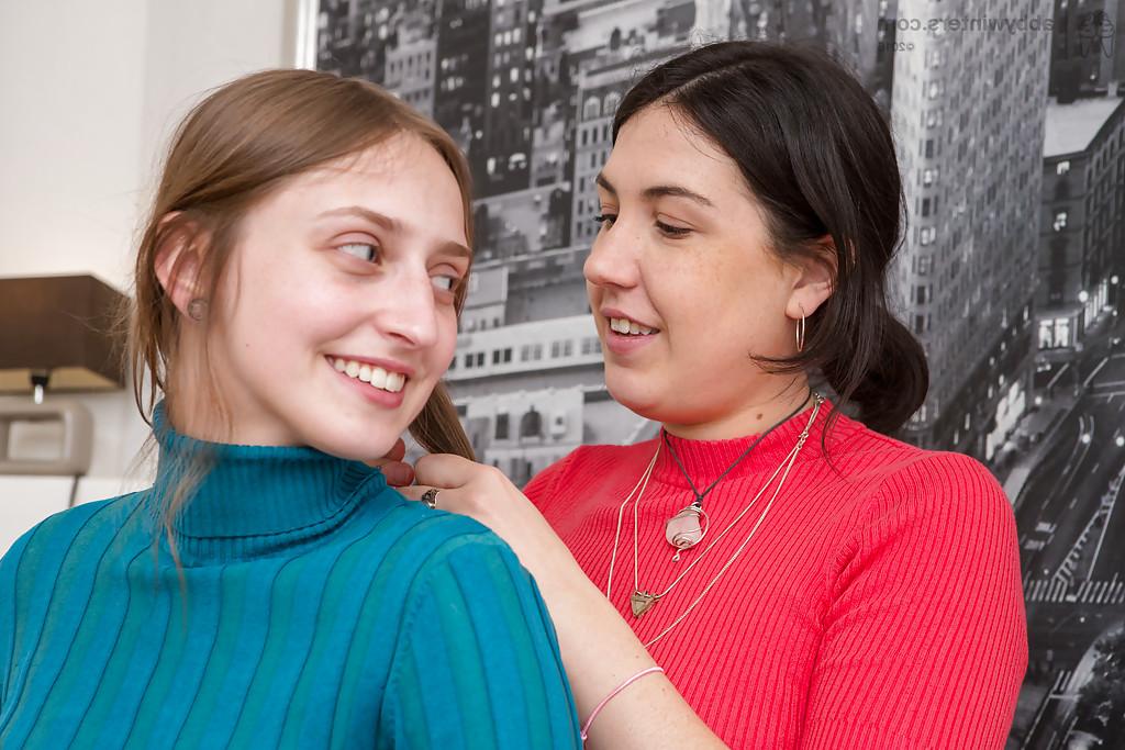 16P Die Amateurlesben Amber und Katherine J lecken und fingern sich gegenseitig die haarige Muschi