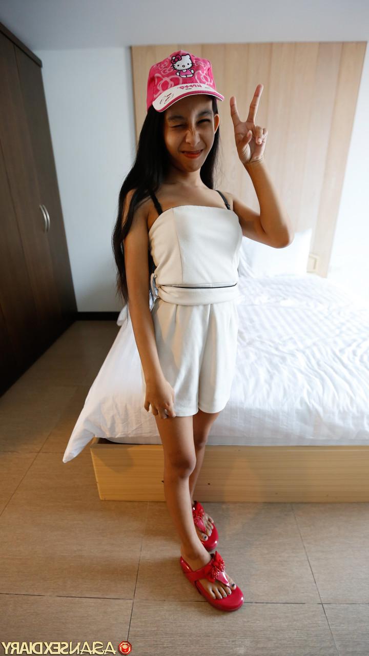 20P La petite asiatique amateur Soe se déshabille et joue avec la bite d'un inconnu en POV.