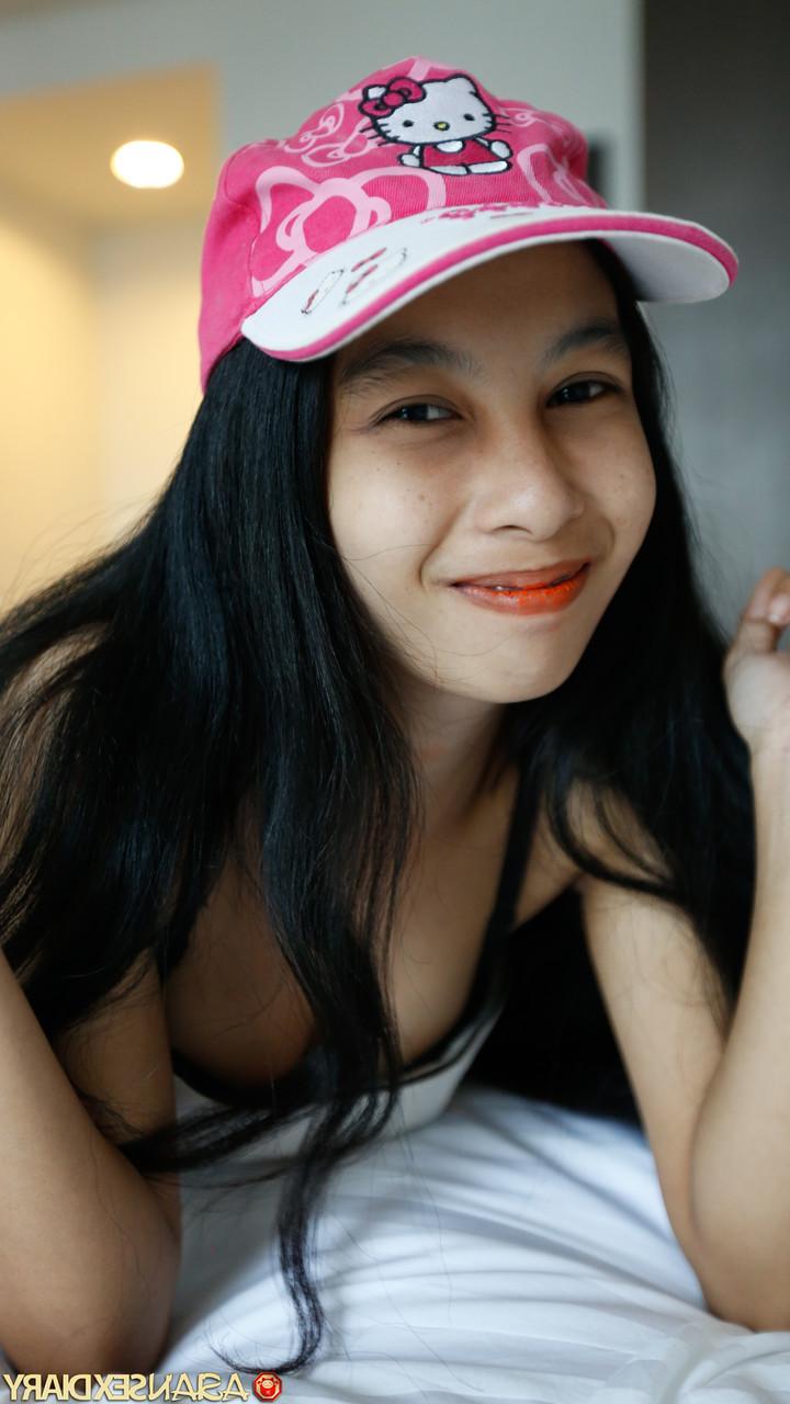 20P La petite asiatique amateur Soe se déshabille et joue avec la bite d'un inconnu en POV.