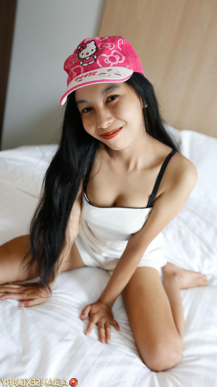 20P La petite asiatique amateur Soe se déshabille et joue avec la bite d'un inconnu en POV.