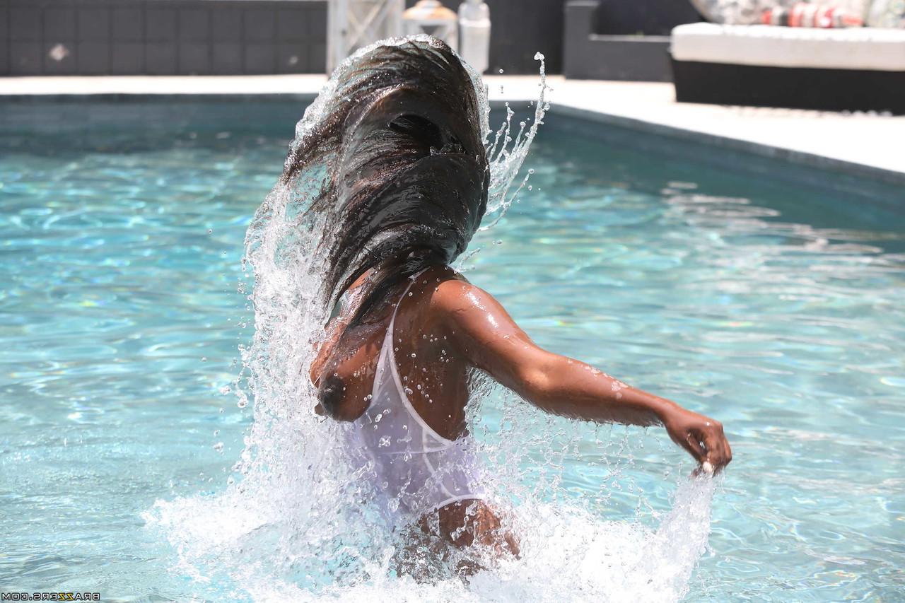 20P La negra con curvas de 32 años Osa Lovely hace alarde de sus deliciosos pechos en la piscina