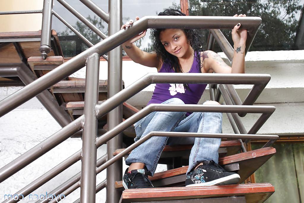 16P Latina adolescente tatuada Diana Delgado descobrindo suas pequenas curvas