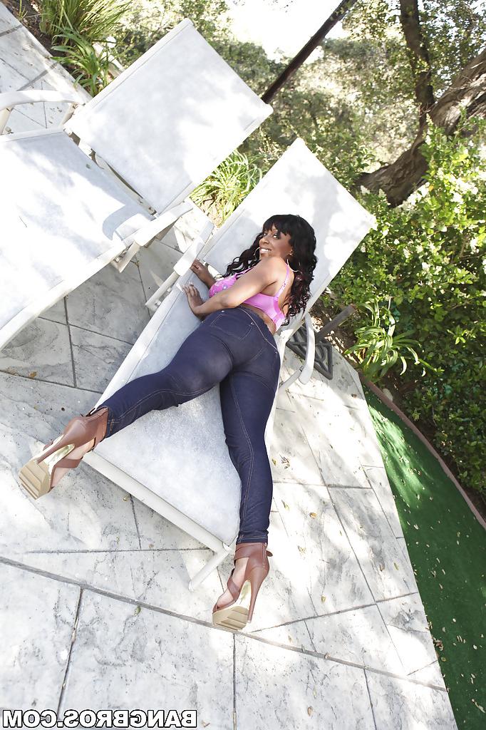 16P Menina negra sexy em jeans apertados Alisha Madison mostrando suas tetas