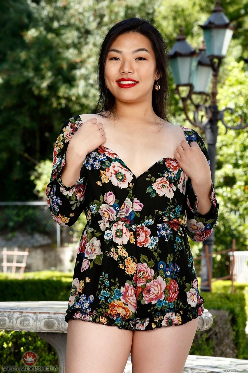 18P La regordeta coreana Nari Park revela el rosa de su castor en el patio