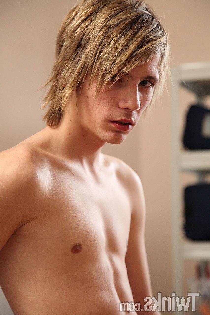 18P Compañeros de cuarto gays Lukas Gregory y Denis Klein teniendo sexo oral y estilo perrito