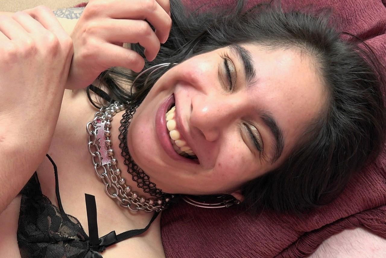 20P Amateur latina tatouée en bas Lucy Tournesol suce profondément et baise une bite