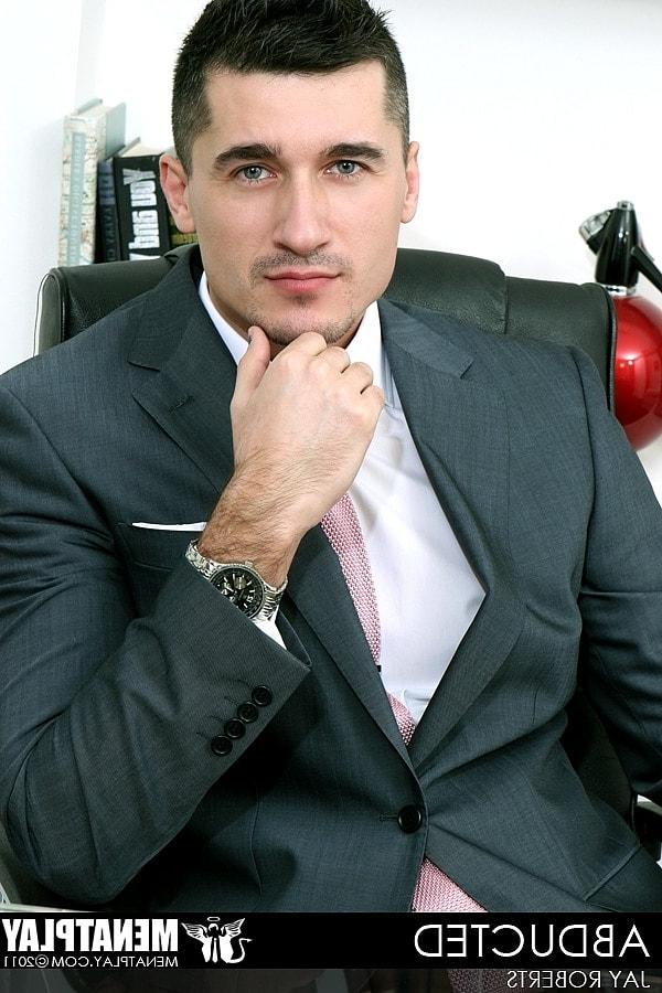 11P Gay gostoso e excitado Jay Roberts tira o terno e se masturba no trabalho