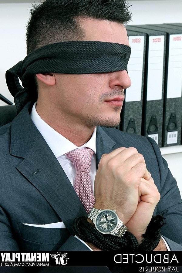 11P Gay gostoso e excitado Jay Roberts tira o terno e se masturba no trabalho
