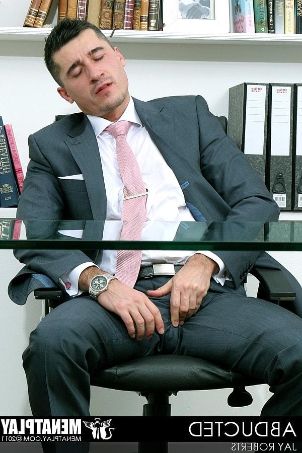 11P Gay gostoso e excitado Jay Roberts tira o terno e se masturba no trabalho