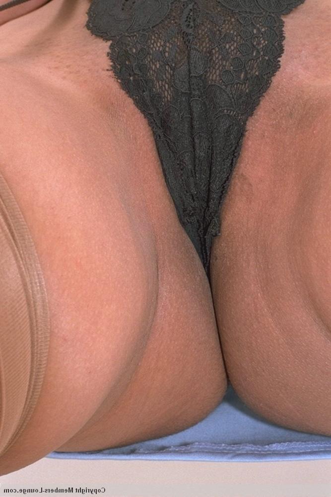15P Enfermera india revela sus tetas y su coño con liguero y medias de nailon en una cama