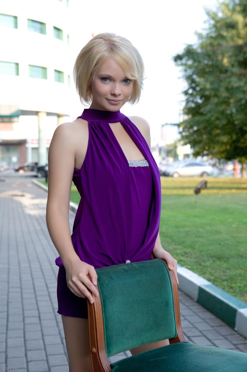 20P La blonde angélique Feeona A dévoile ses beaux seins et sa délicieuse chatte.