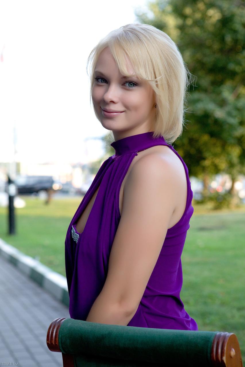 20P La blonde angélique Feeona A dévoile ses beaux seins et sa délicieuse chatte.
