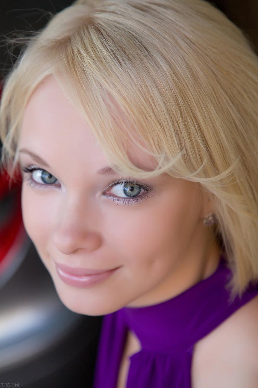 20P La blonde angélique Feeona A dévoile ses beaux seins et sa délicieuse chatte.
