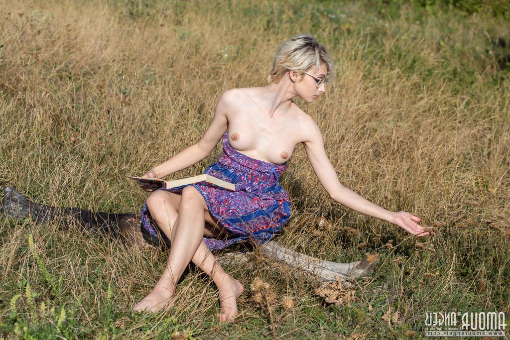 20P Der nerdige Teenager Azshara zieht sich völlig nackt aus, während er auf einem Feld über einen Glücksfall liest