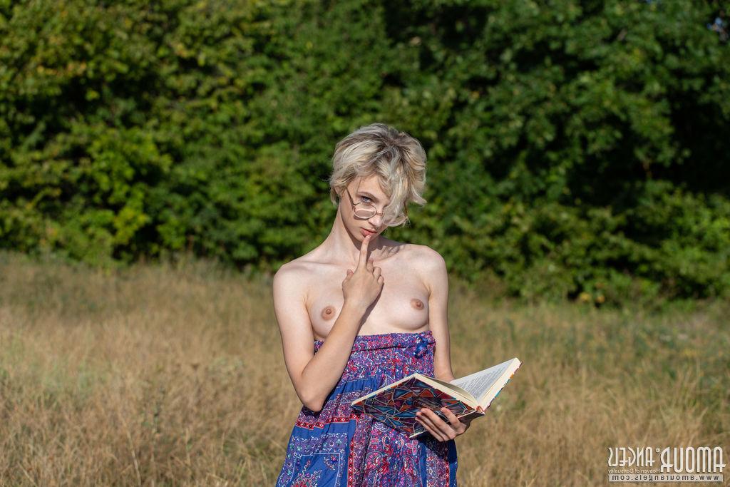 20P Der nerdige Teenager Azshara zieht sich völlig nackt aus, während er auf einem Feld über einen Glücksfall liest