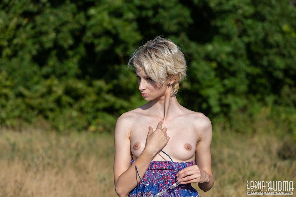 20P Der nerdige Teenager Azshara zieht sich völlig nackt aus, während er auf einem Feld über einen Glücksfall liest