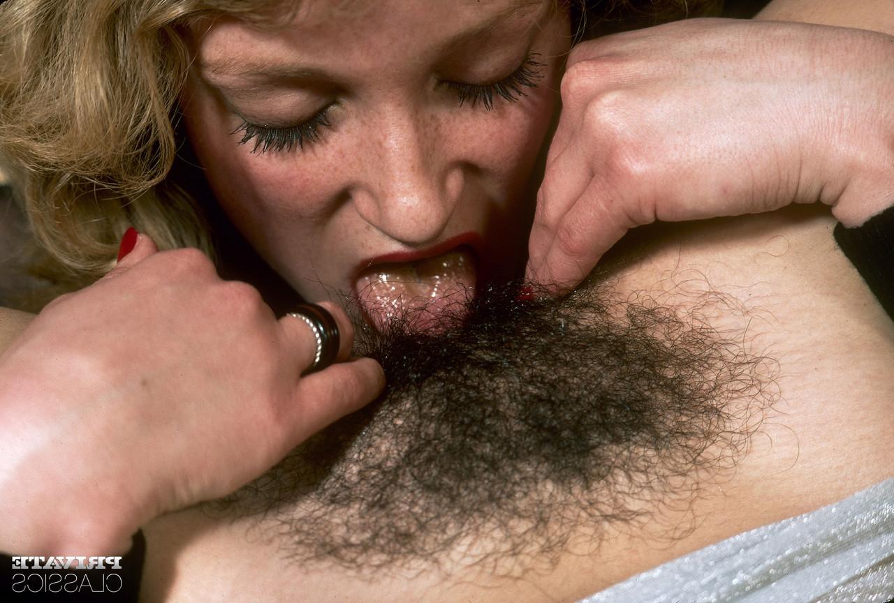 12P Mujeres lesbianas se besan antes de lamerse el coño