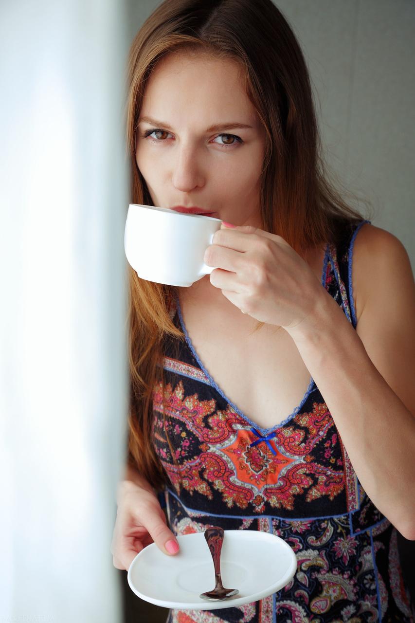 20P かわいいウクライナ人のソフィ・シェーンがコーヒーを飲みながらストリップして毛むくじゃらのマンコを見せる