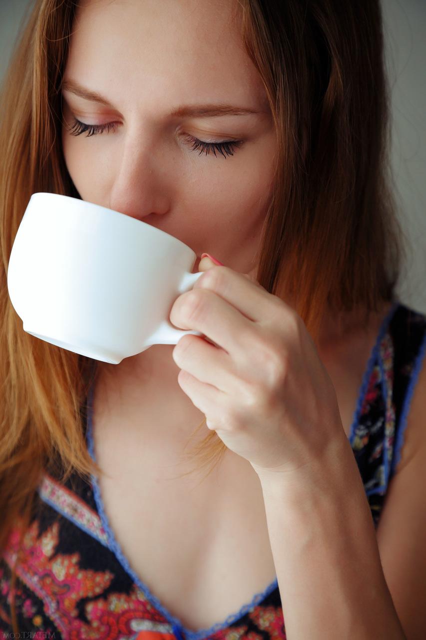20P かわいいウクライナ人のソフィ・シェーンがコーヒーを飲みながらストリップして毛むくじゃらのマンコを見せる