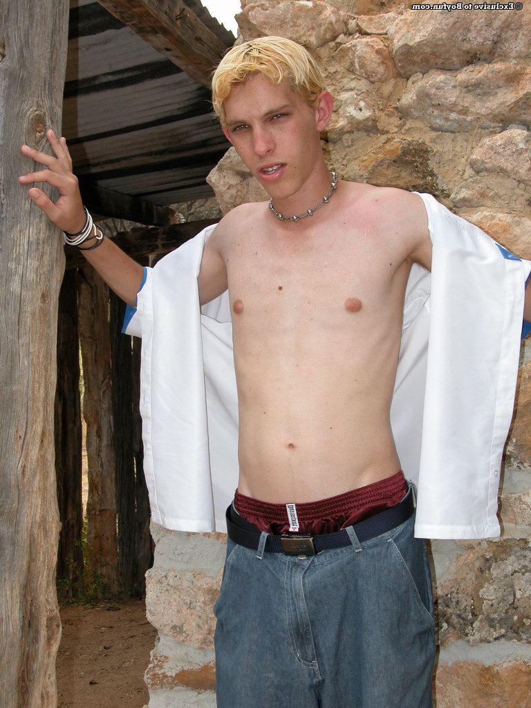 20P O menino loiro Levi fica totalmente nu ao ar livre e se masturba até gozar
