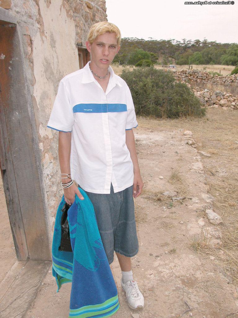 20P O menino loiro Levi fica totalmente nu ao ar livre e se masturba até gozar