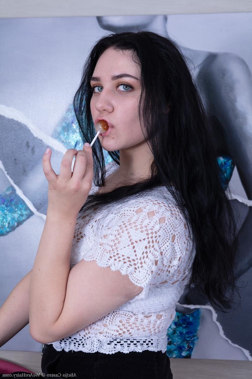 20P La estadounidense de ojos azules Alicija Castro revela sus tetas y abre su coño peludo