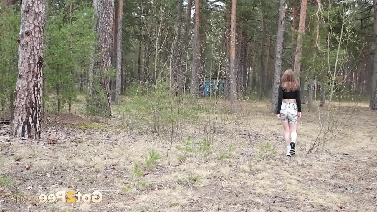 15P Светлокожая девушка Эра писает в ржавый контейнер на природе