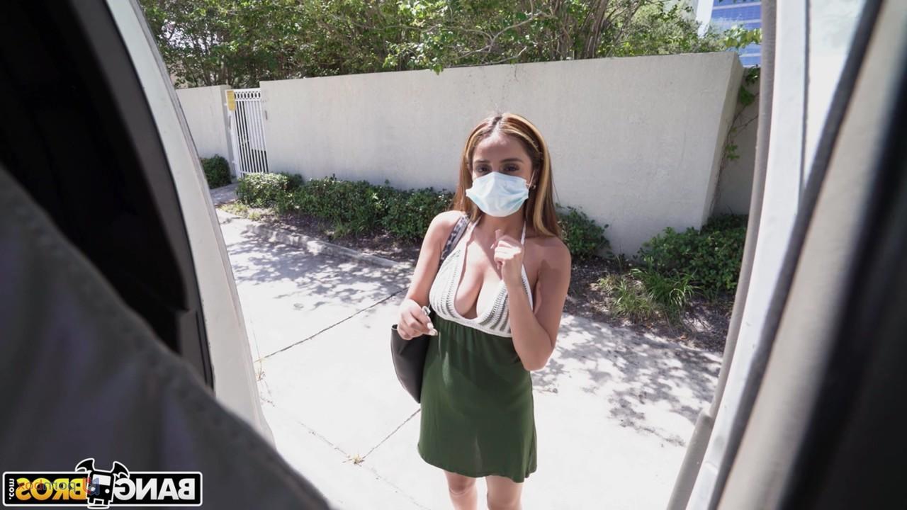 20P Latina caliente con grandes tetas Nola Xico follada a cuatro patas en una limusina