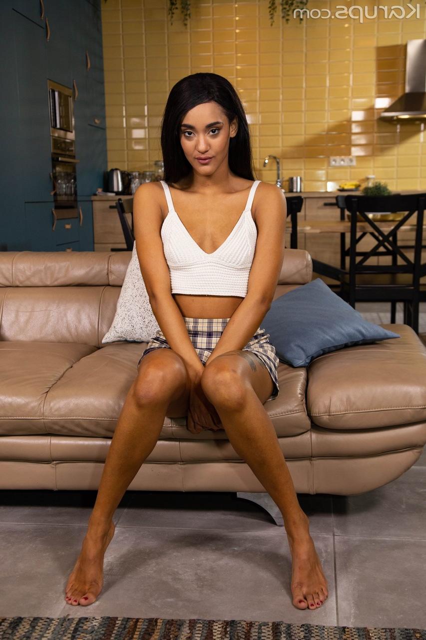 20P A linda adolescente exótica Capri Lmonde tira a roupa para posar nua em um solo