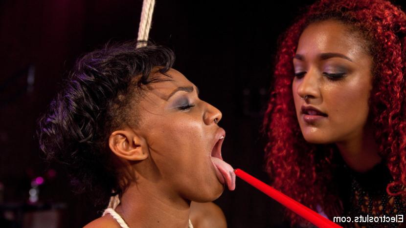 14P Lesbische Schwestern nehmen beim harten Elektrosex am Strapon-Analsex teil