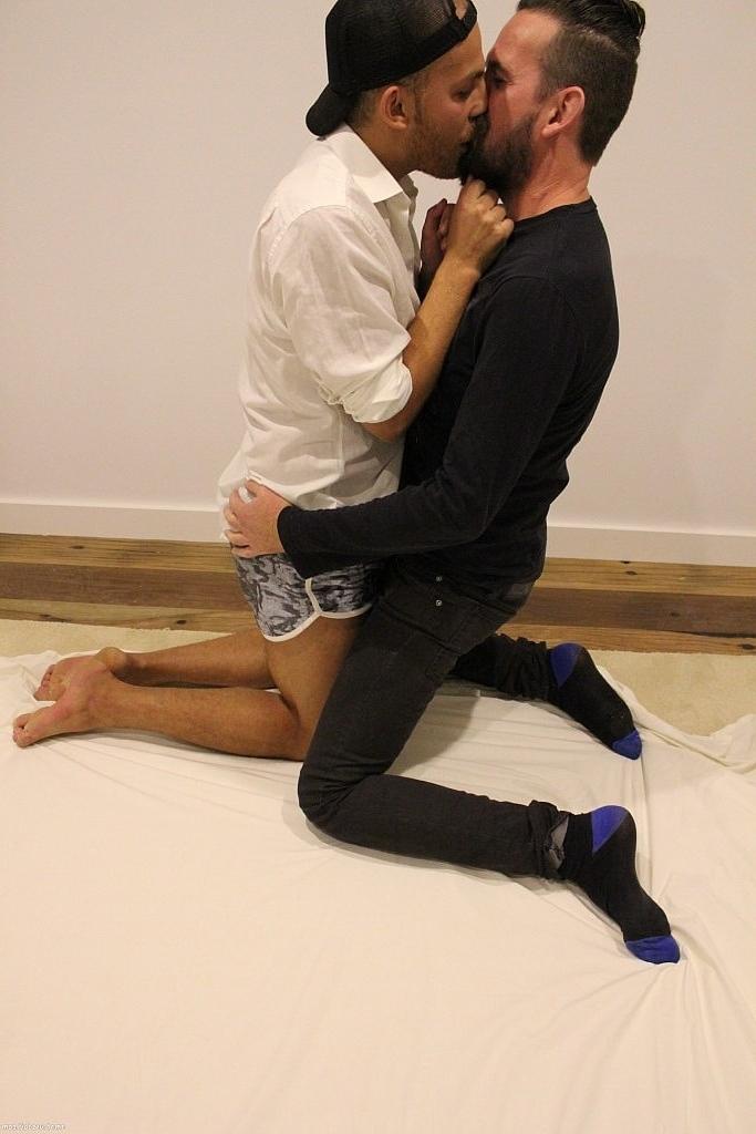 20P Os gays Bill Butt e Clay Dirt se beijam e fazem sexo oral um no outro