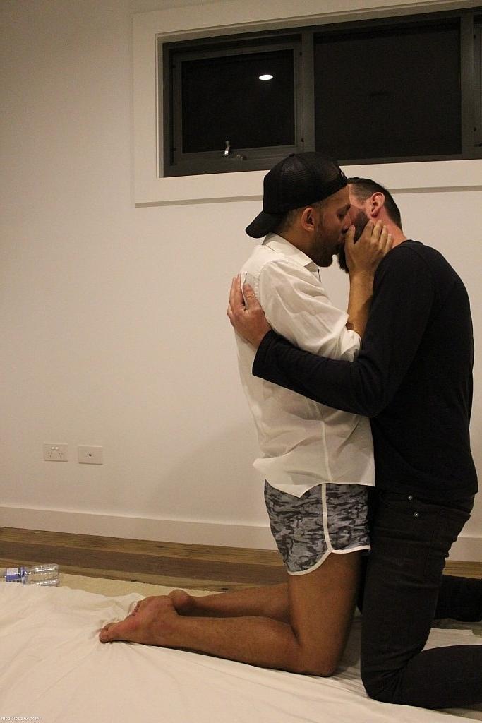 20P Os gays Bill Butt e Clay Dirt se beijam e fazem sexo oral um no outro