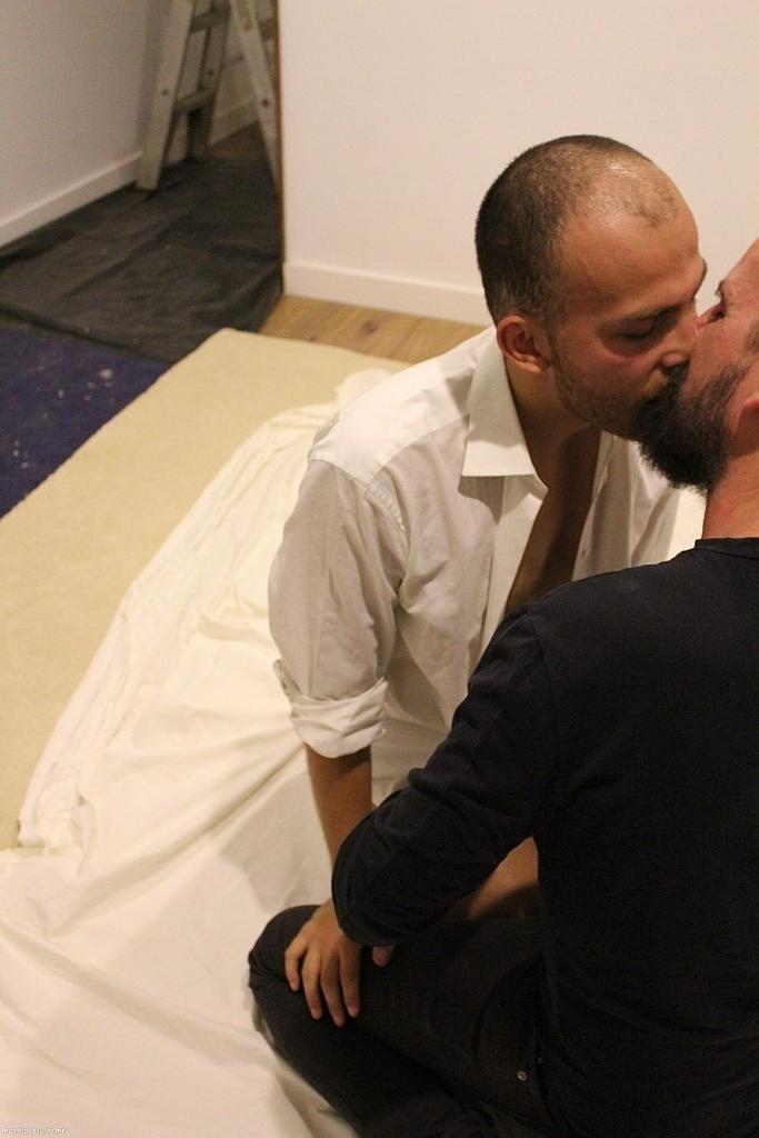 20P Os gays Bill Butt e Clay Dirt se beijam e fazem sexo oral um no outro