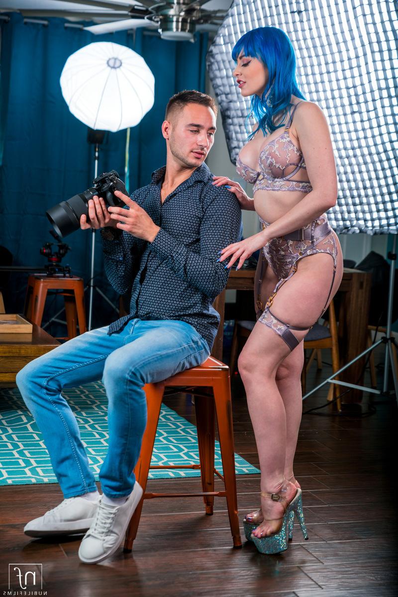 16P A adolescente gostosa Jewelz Blu modela sozinha antes de transar com seu amigo fotógrafo