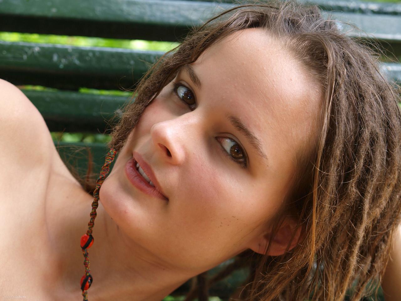 20P Hanka A, une jeune fille nue, montre ses petits seins et sa chatte taillée en extérieur.