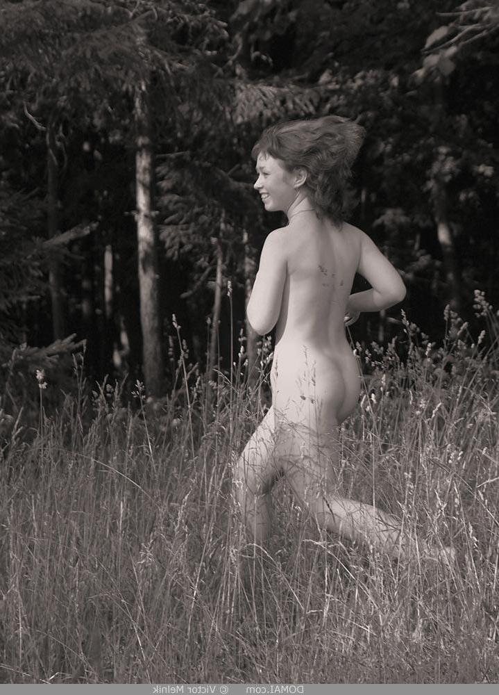 20P Rothaariger Amateur-Teenager mit großem Arsch posiert nackt in der wunderschönen Natur