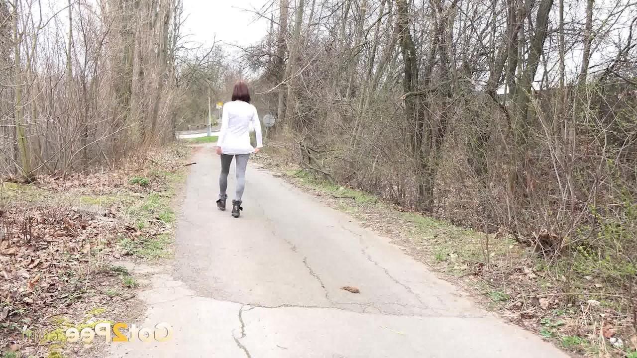 15P A gostosa Victoria Daniels faz xixi em uma estrada rural durante o dia