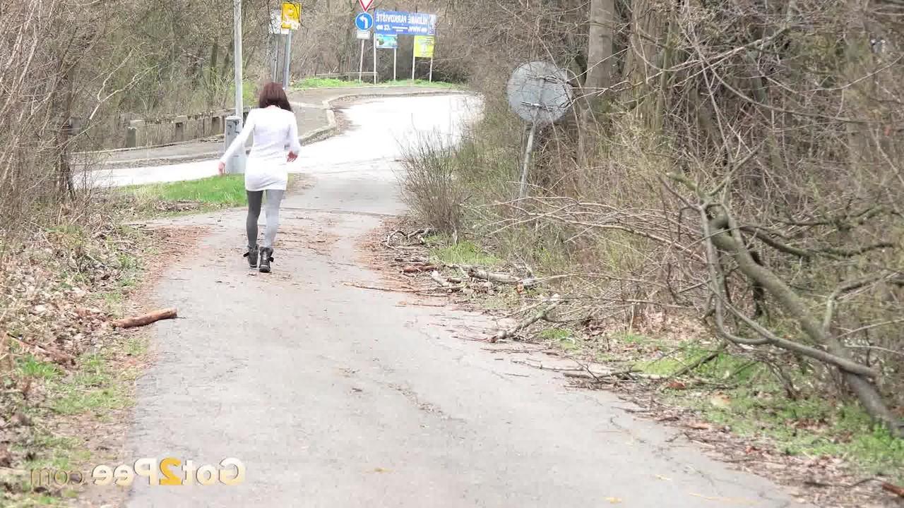 15P A gostosa Victoria Daniels faz xixi em uma estrada rural durante o dia