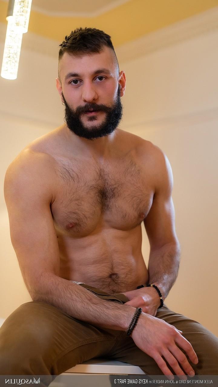20P Hot bottom Alex Montenegro wanks while getting analized by a bodybuilder