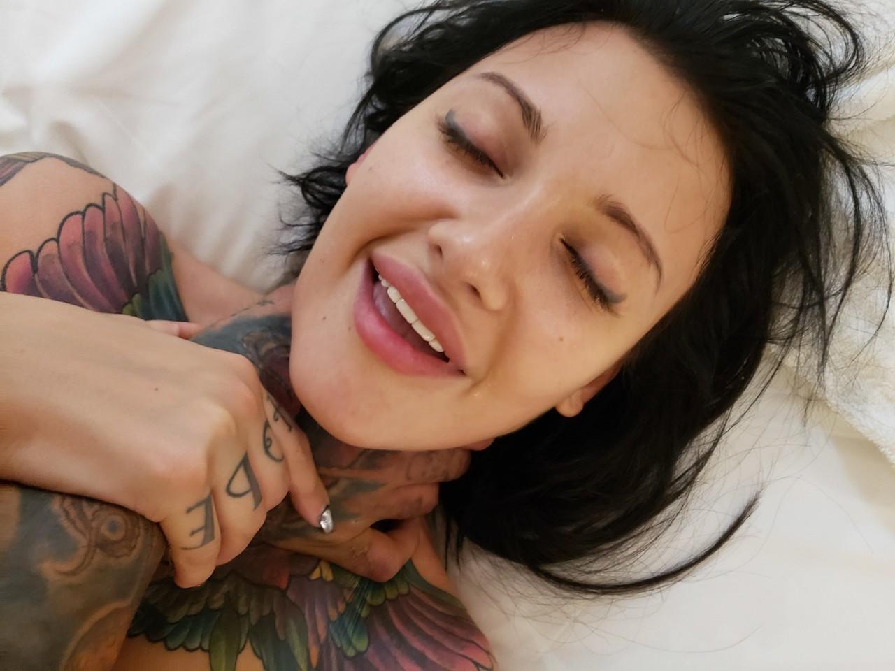 15P Tattooed slut Sascha Ink deepthroats a huge dick & takes it up her pussy