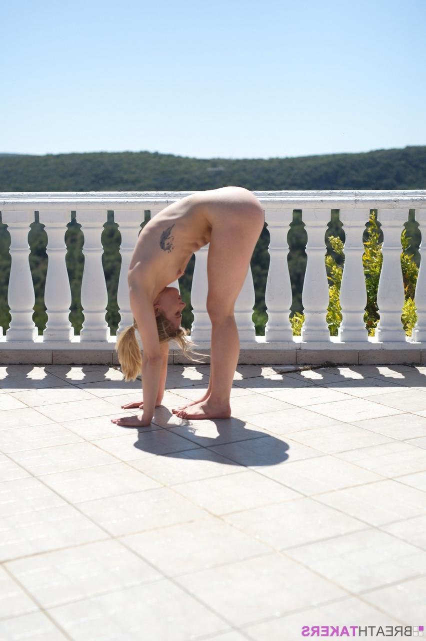 12P La chaude blonde Pippa Doll se met totalement nue pendant qu'elle fait de l'exercice sur un balcon.