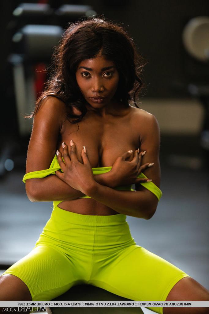 18P La jeune ébène Mimi Desuka dévoile son superbe corps tout en s'entraînant dans une salle de sport.